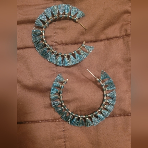 💐Kendra Scott Eve FEATHER WEIGHT gold Hoops Blue NWT. Great Mother’s Day Gift. - Picture 2 of 4